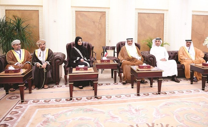 رئيس مجلس الأمة خلال استقباله أعضاء اللجنة البرلمانية الخليجية ويبدو أمين السر د.عودة الرويعي﻿
