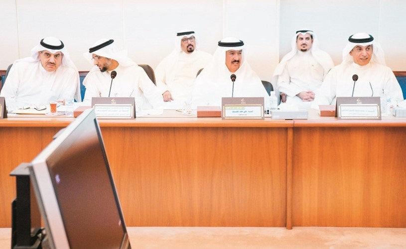 د.حامد العازمي وأركان وزارته أثناء اجتماع لجنة الميزانيات﻿
