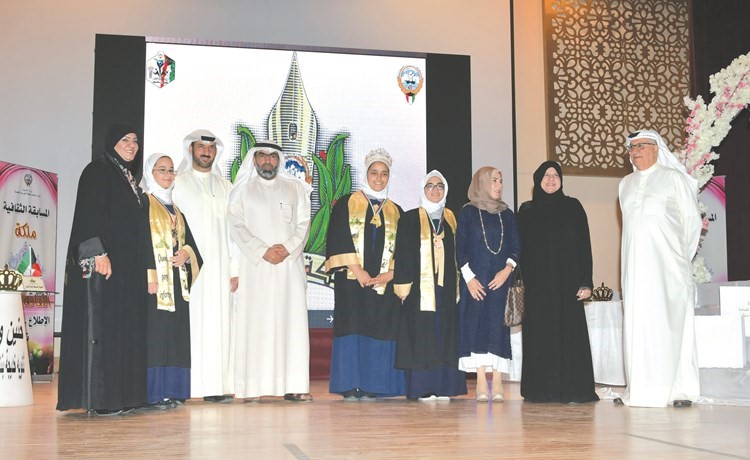 علي الريس وفهد العجمي وسهام السهيل مع الفائزات الثلاث خلال الحفل 	(قاسم باشا)﻿