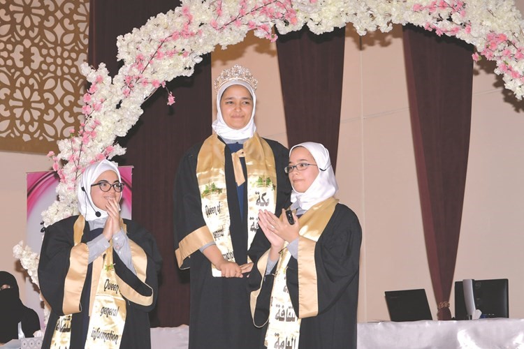 ملكة الثقافة العامة الفائزة بالمركز الأول حنين وليد وروان السعيد وهدى محمد الفائزتان بالمركزين الثاني والثالث﻿