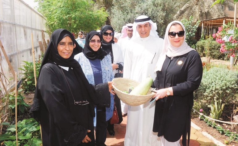 د.حامد العازمي خلال جولة في المحمية الموجودة بحديقة المدرسة﻿