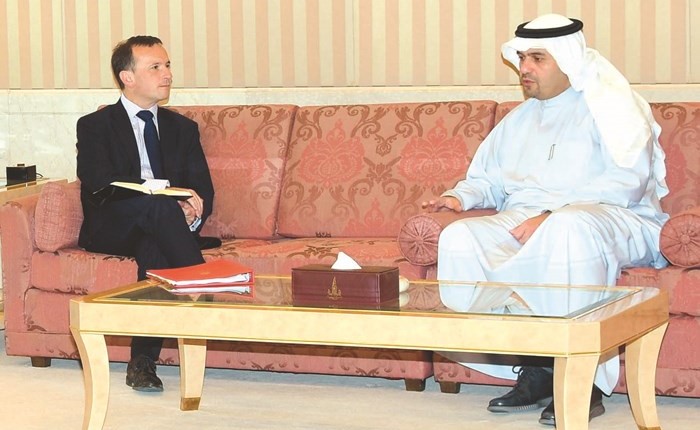  أنس الصالح مستقبلا وزير الدولة البريطاني لشؤون ويلز ألون كيرنز ﻿