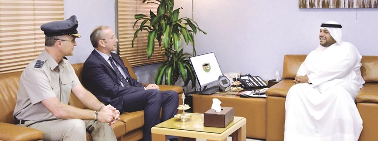 الشيخ احمد المنصور مستقبلا السفير البريطاني مايكل دافنبورت والملحق العسكري البريطاني لدى البلاد العقيد طيار فينلى ماكلين﻿