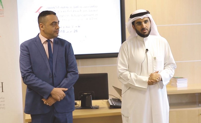 م.محمد الخليفي متحدثا خلال اللقاء﻿