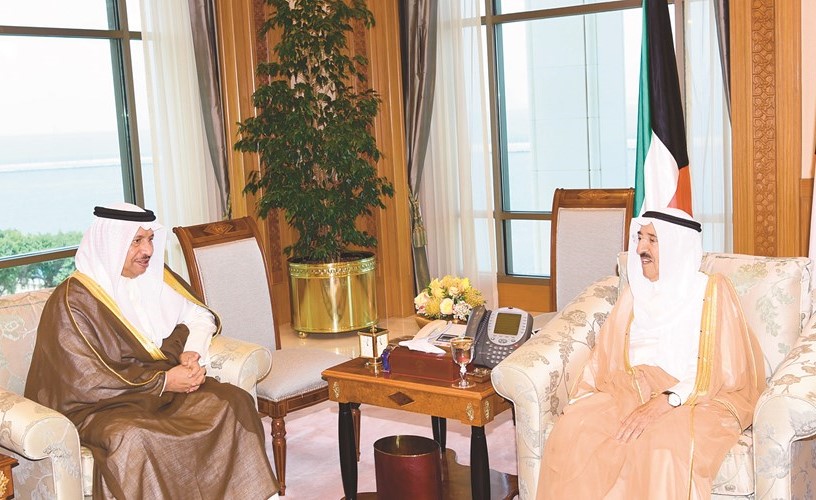 صاحب السمو الأمير الشيخ صباح الأحمد مستقبلا سمو رئيس مجلس الوزراء الشيخ جابر المبارك﻿