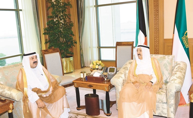 صاحب السمو الأمير الشيخ صباح الأحمد مستقبلا النائب الأول لرئيس مجلس الوزراء ووزير الدفاع الشيخ ناصر صباح الأحمد ﻿
