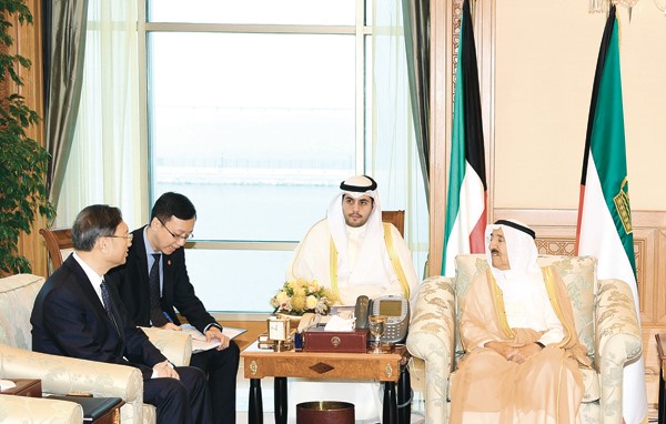صاحب السمو الأمير الشيخ صباح الأحمد مستقبلا يانغ جيه تشي والوفد المرافق