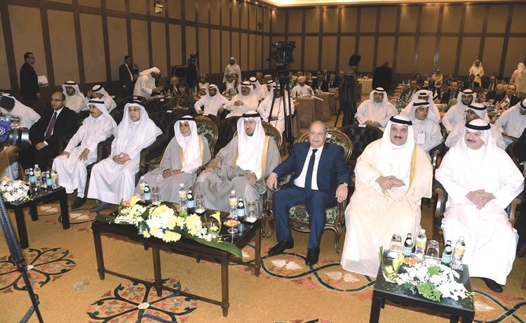 المستشار د.فهد العفاسي والمستشار يوسف المطاوعة المستشار احمد ابوالعزم والمستشار محمد بن ناجي وعبدالعزيز السريع وفيصل الغريب في مقدمة الحضور					(محمد هاشم)﻿