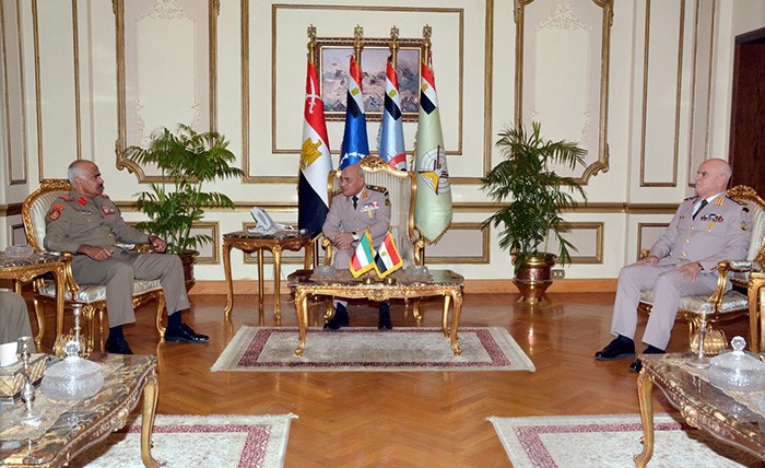 رئيس الأركان الكويتي الفريق الركن محمد الخضر خلال مباحثاته مع وزير الدفاع المصري الفريق أول صدقي صبحي  بحضور رئيس الأركان المصري الفريق محمد فريد حجازي  