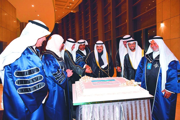  مشاركة سمو الشيخ ناصر المحمد بقطع كيكة الحفل