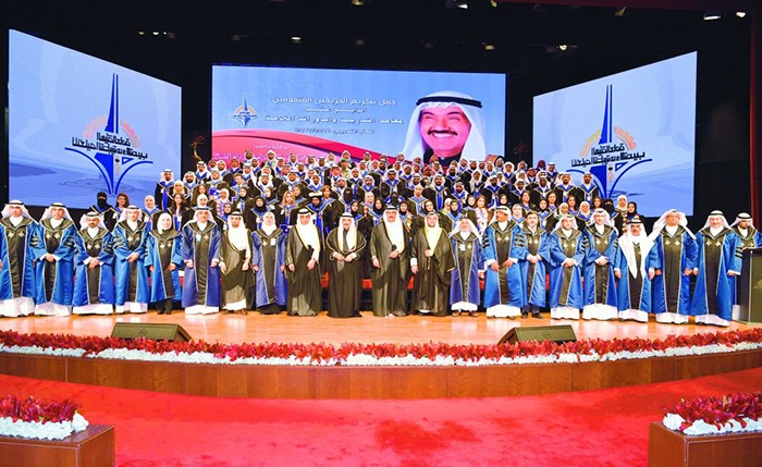  لقطة تذكارية مع الخريجين   							              (قاسم باشا)