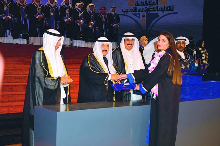  سمو الشيخ ناصر المحمد مكرما إحدى الخريجات