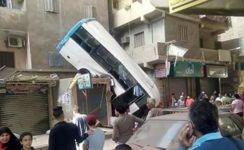 فيديو صادم.. حافلة تسقط وتتعلق بركابها فوق مسكن من 6 طوابق بمصر