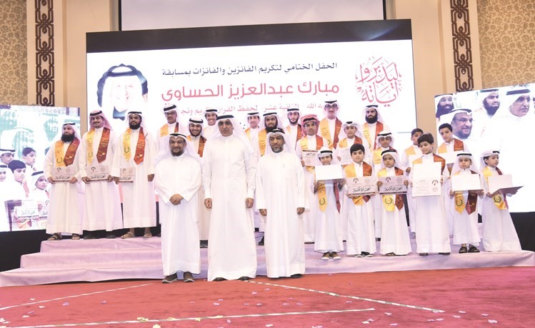 عبدالعزيز الحساوي ويوسف الصميعي يتوسطان المكرمين خلال الحفل	(احمد علي)﻿