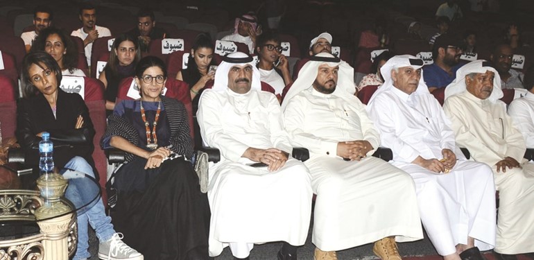 جانب من الحضور في مسرح الدسمة﻿