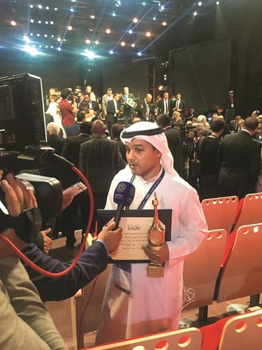 طلال الهيفي يحمل جائزة خيوط الذهب﻿