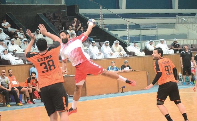 صالح الموسوي يصوب على مرمى كاظمة ﻿