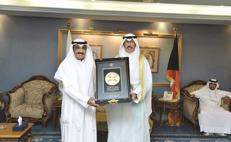 الشيخ فواز الخالد مقدما درعا تذكارية لرئيس نادي الشباب﻿