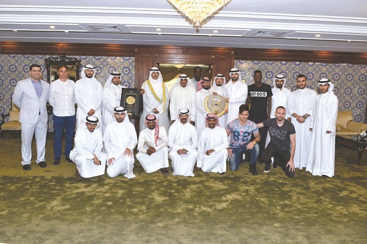 محافظ الاحمدي الشيخ فواز الخالد في لقطة جماعية مع لاعبي وإداريي فريق الشباب ﻿