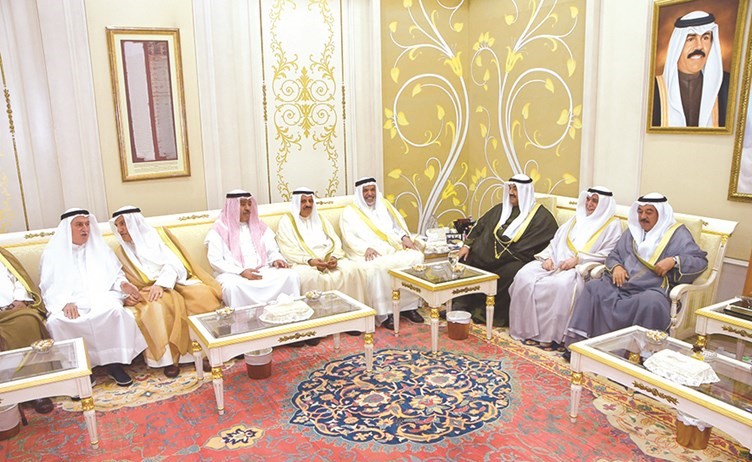 سمو الشيخ ناصر المحمد والشيخ خليفة بن حمد والشيخ د. سالم الجابر ود. إسماعيل الشطي والشيخ دعيج الخليفة وفيصل الحجي والمستشار محمد أبو الحسن﻿