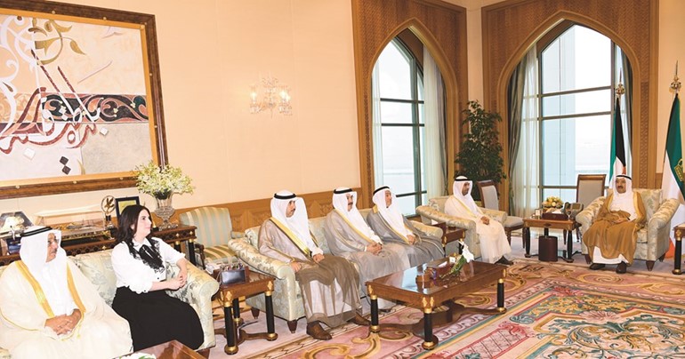 صاحب السمو الأمير الشيخ صباح الأحمد استقبل د.نايف الحجرف وفاروق بستكي ويوسف الصقر وأعضاء مجلس إدارة الخطوط الكويتية﻿