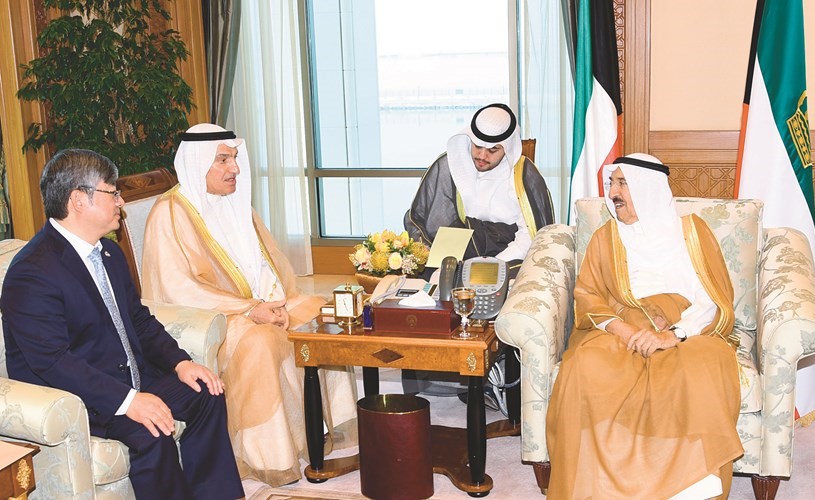 صاحب السمو الأمير الشيخ صباح الأحمد مستقبلا السفير يو يونتشول﻿