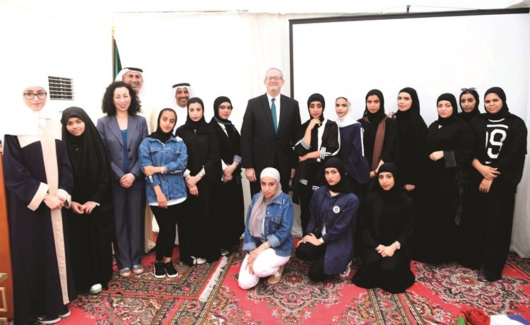 صورة جماعية مع الخريجات- (محمد هاشم)﻿
