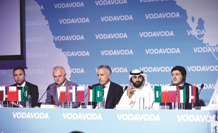 السفير يوسف عبدالصمد وعبدالعزيز عابدين وجانب من الحضور بالمؤتمر لدى توقيع العقد﻿