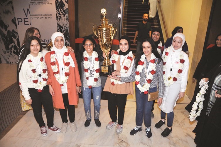 الطالبات الفائزات مع كأس المركز الأول﻿