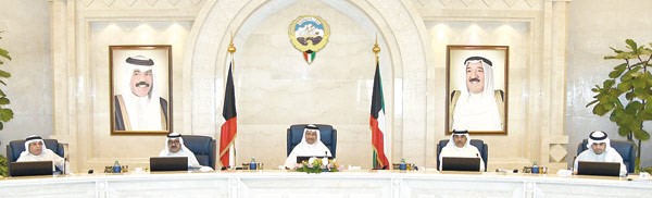 سمو الشيخ جابر المبارك مترئسا جلسة مجلس الوزراء أمس بحضور الشيخ ناصر صباح الأحمد والشيخ صباح الخالد والشيخ خالد الجراح وأنس الصالح
