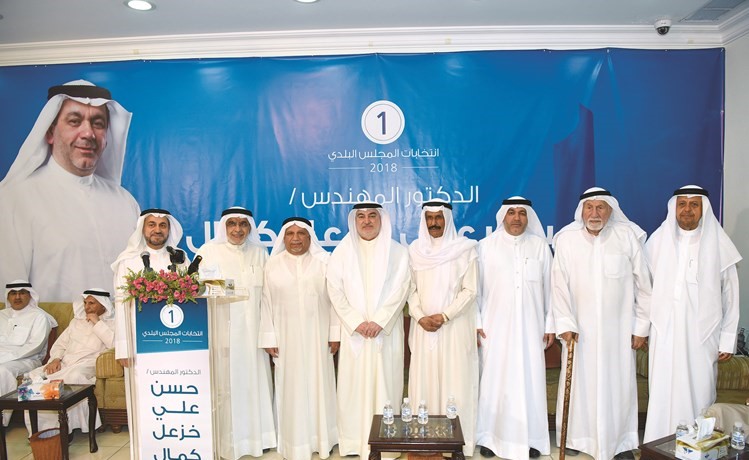 د.حسن كمال متوسطا النائبين عدنان عبدالصمد وخليل الصالح ود.فاضل صفر والزميل د.عبدالهادي الصالح ومحمد المعجل وعبدالكريم السليم- (محمد هنداوي) ﻿