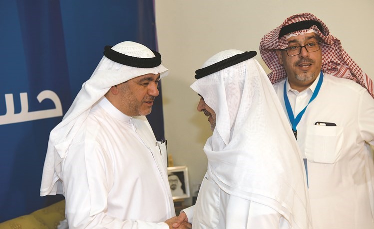 د.حسن كمال مستقبلا أحد الناخبين ﻿