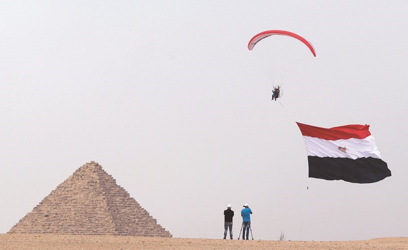بالفيديو.. «الرياضات الجوية».. فرصة نادرة للطيران فوق الأهرامات