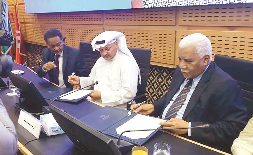محمد العواش اثناء توقيع الاتفاقية ﻿