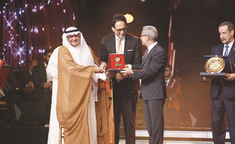 رئيس اتحاد إذاعات الدول العربية محمد العواش يكرم الإعلامي الفلسطيني مصطفى الآغا ﻿