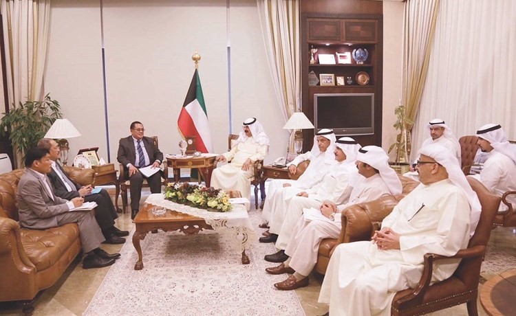 خالد الجارالله خلال لقائه مع المستشار الرئاسي للعمال الفلبينيين والعاملات الفلبينيات بالخارج الوزير عبدالله ماماو﻿