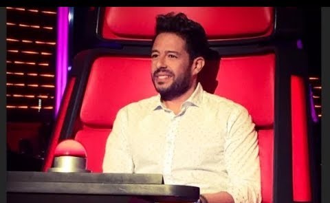 بالفيديو.. شاهدوا ماذا فعل محمد حماقي ليرضي "خطيبته" في كواليس thevoice