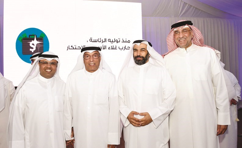 عبدالعزيز الشايجي وعدد من الحضور﻿