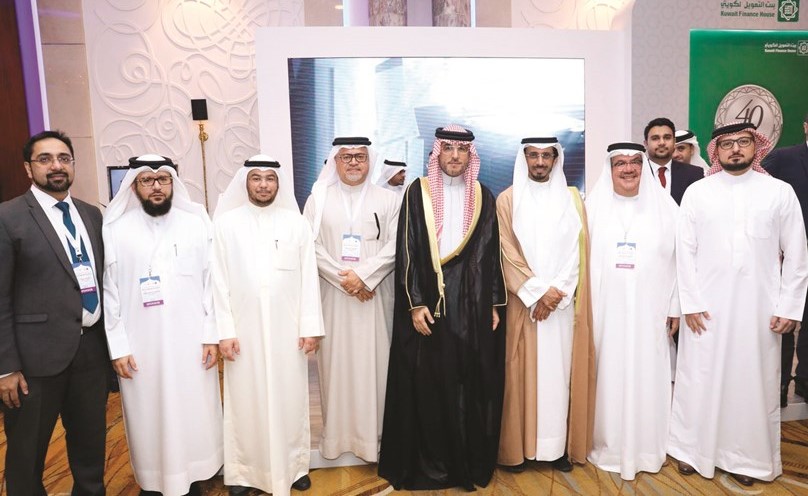 الطبطبائي والخياط يتوسطان مجموعة من المشاركين﻿
