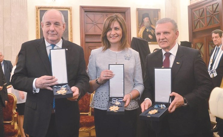 بطريرك الكنيسة الأرثوذوكسية اليونانية بمصر يهدي وسام اللواء الأعظم لرئيسي اليونان وقبرص ووزيرة الهجرة﻿