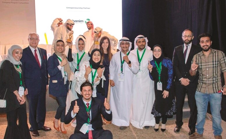 الطلاب الفائزون مع رئيس الكلية الأسترالية البروفيسور عصام زعبلاوي﻿