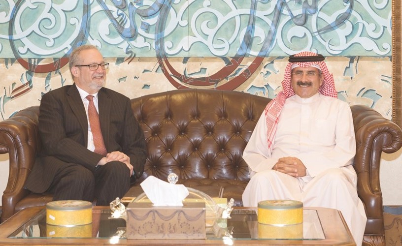  الشيخ مبارك الدعيج مستقبلا السفير الأميركي لورانس سيلفرمان﻿