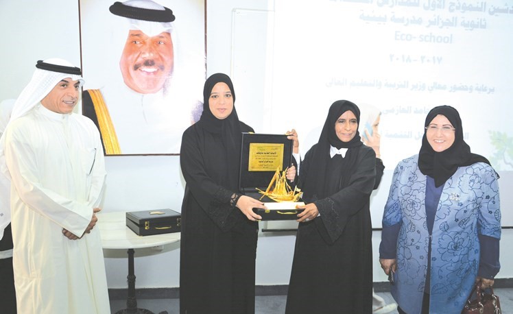 د. حامد العازمي وبدرية الخالدي لدى تكريم لينة المطوع﻿