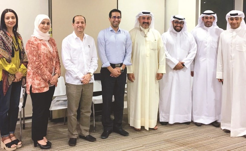 د.احمد الشطي مع المشاركين في اللقاء ﻿