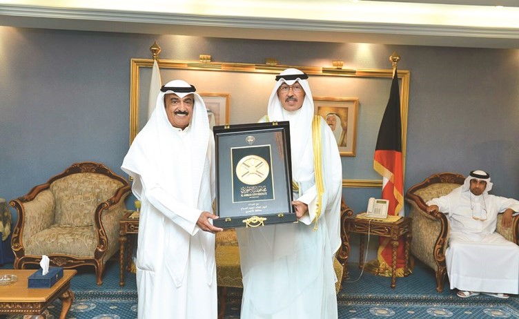  محافظ الاحمدي مقدما درعا تذكارية لرئيس نادي الشباب  ﻿