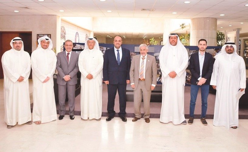 د.هلال الساير أثناء لقائه مع رئيس الجمعية الطبية العراقية د.أحمد الهيتي	﻿