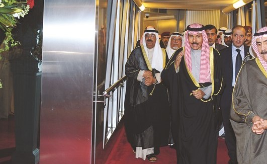 سمو ولي العهد الشيخ نواف الاحمد لدى وصوله الى ارض الوطن امس بحضور الشيخ مشعل الأحمد والشيخ علي الجراح﻿