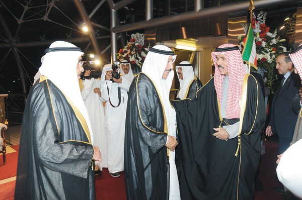 سمو ولي العهد الشيخ نواف الأحمد لدى عودته إلى البلاد أمس وفي استقباله الشيخ جابر العبدالله والشيخ فيصل السعود