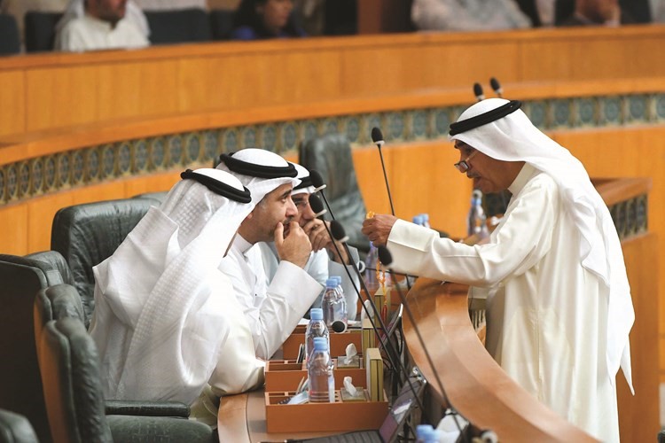 م. عادل الخرافي متحدثا إلى د. عودة الرويعي ود. خليل عبدالله ﻿