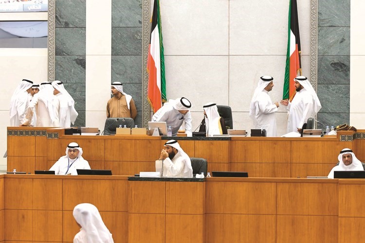 الرئيس الغانم وأنس الصالح والشيخ باسل الصباح ود. عودة الرويعي والشيخ خالد الجراح متوسطا بعض النواب 	(هاني الشمري)﻿